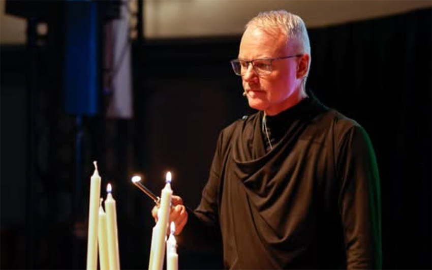 Svein Fuglestad. Forestillingen &laquo;Enkemesse &ndash; vi er her for &aring; tenne lys&raquo;. Foto: Maria Saxegaard