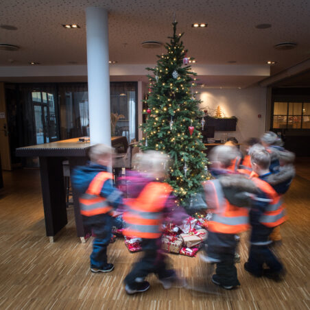 Barn som går rundt juletre