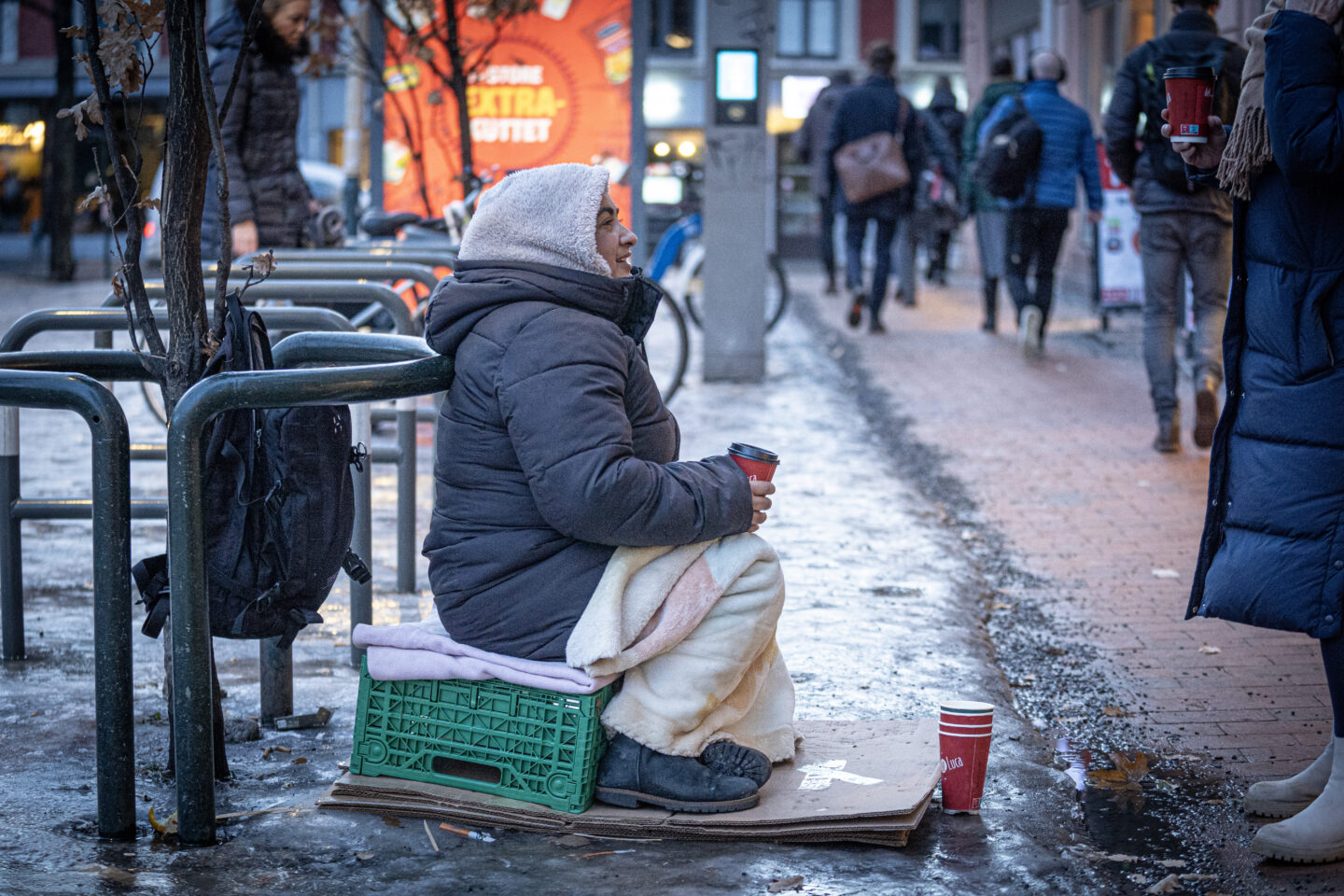 Kvinne som sitter på gata