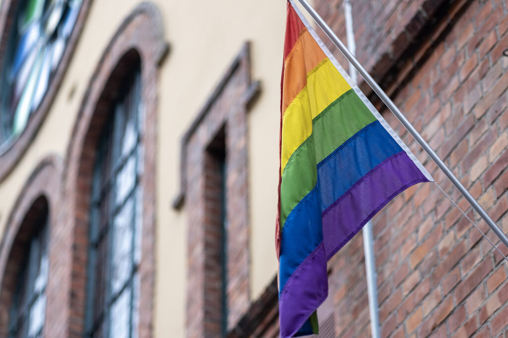 Tøyenkirken heiser prideflagg