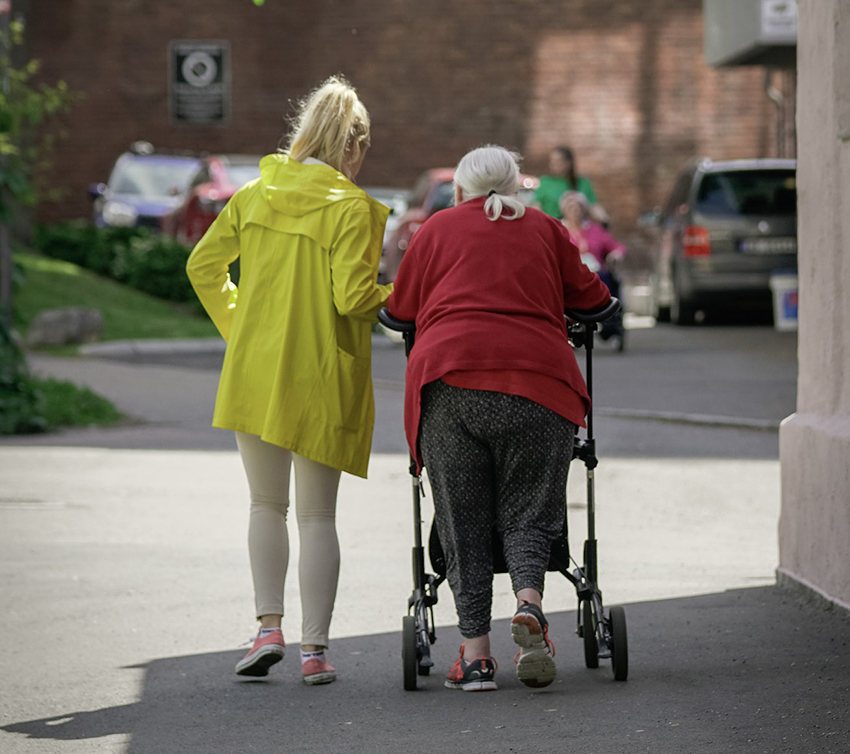 Frivillig som bistår eldre dame