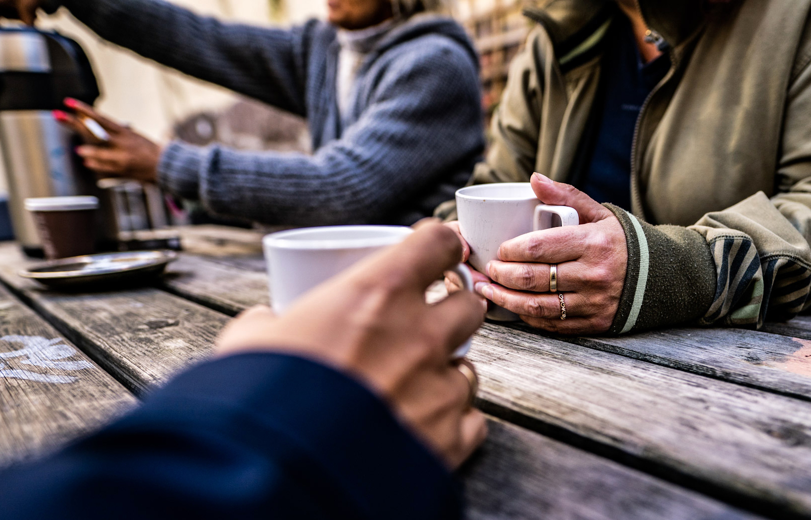 Felleskap rundt en kaffekopp.