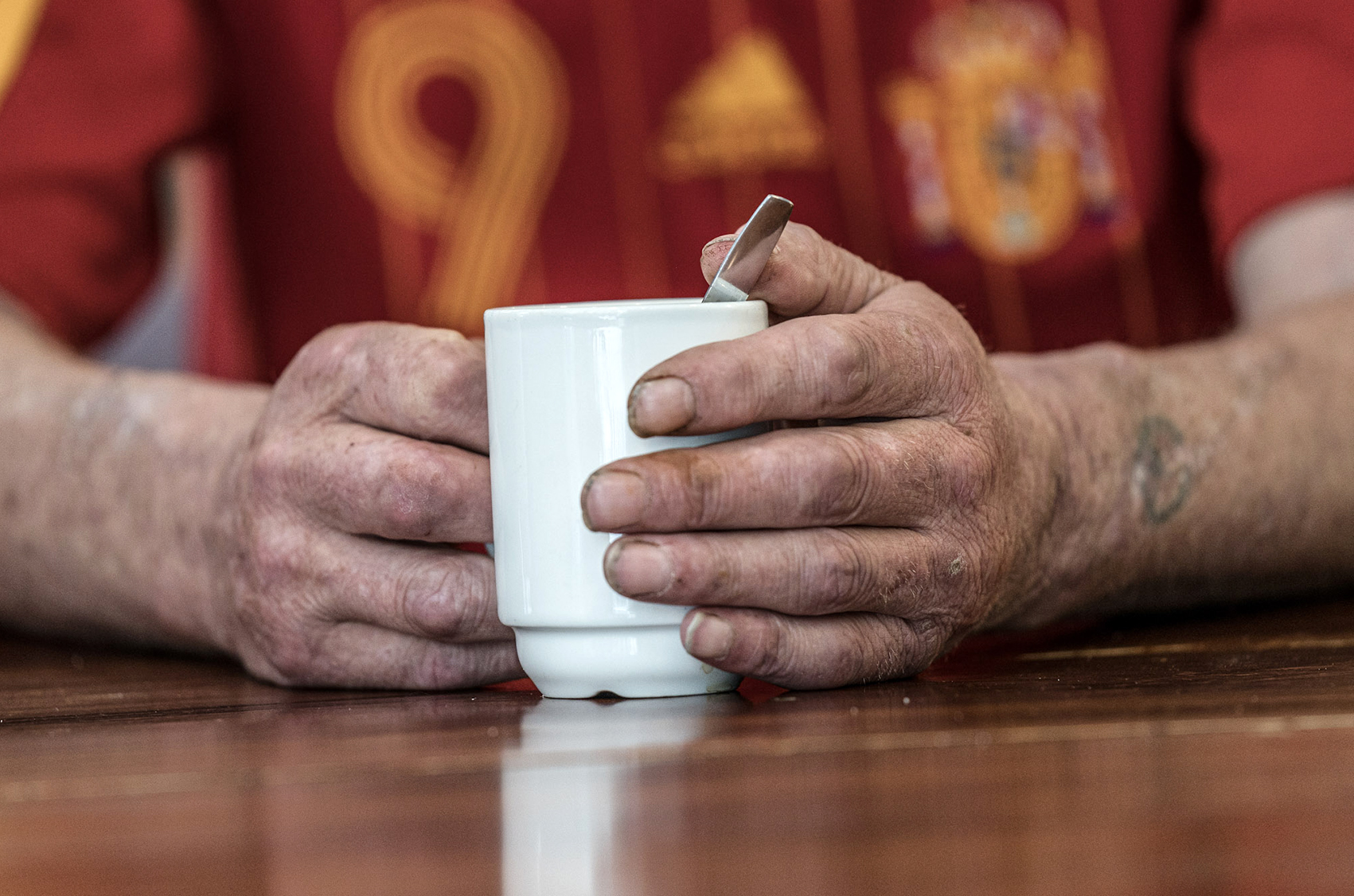 Hender som holder en kaffekopp