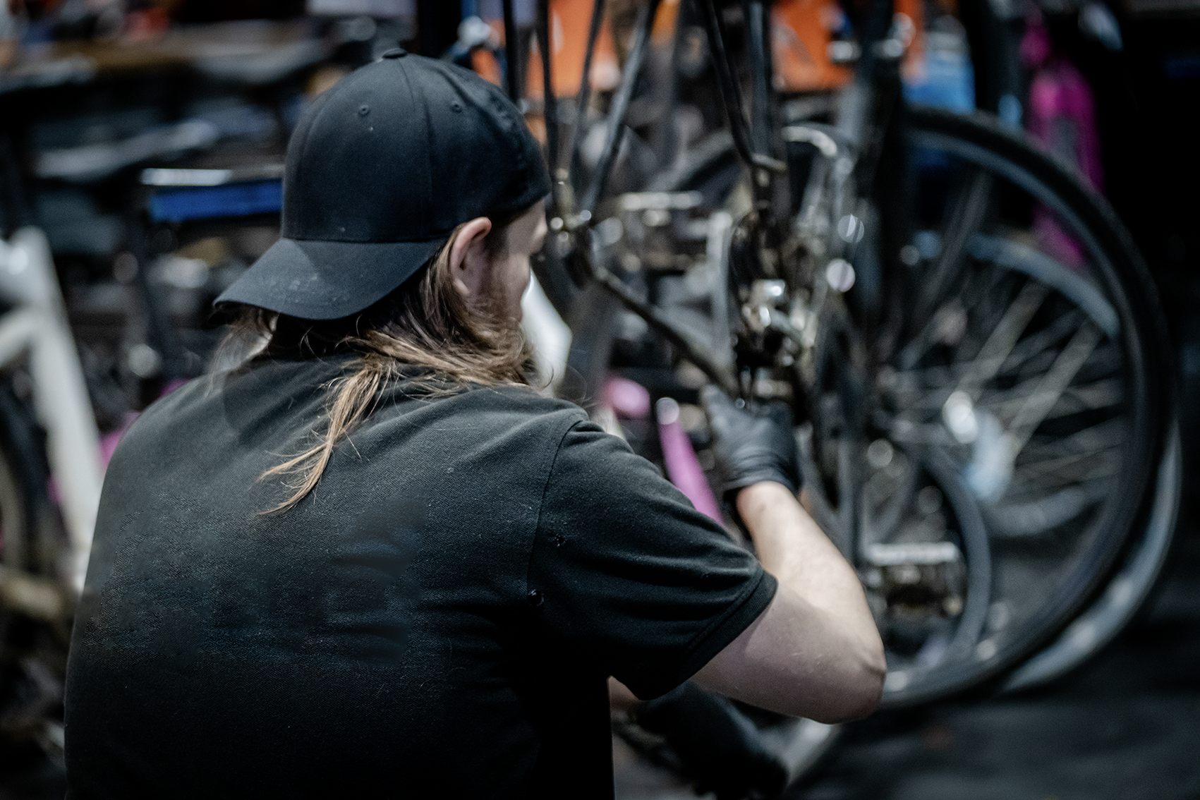 Medarbeider i arbeidstrening på sykkelverkstedet.