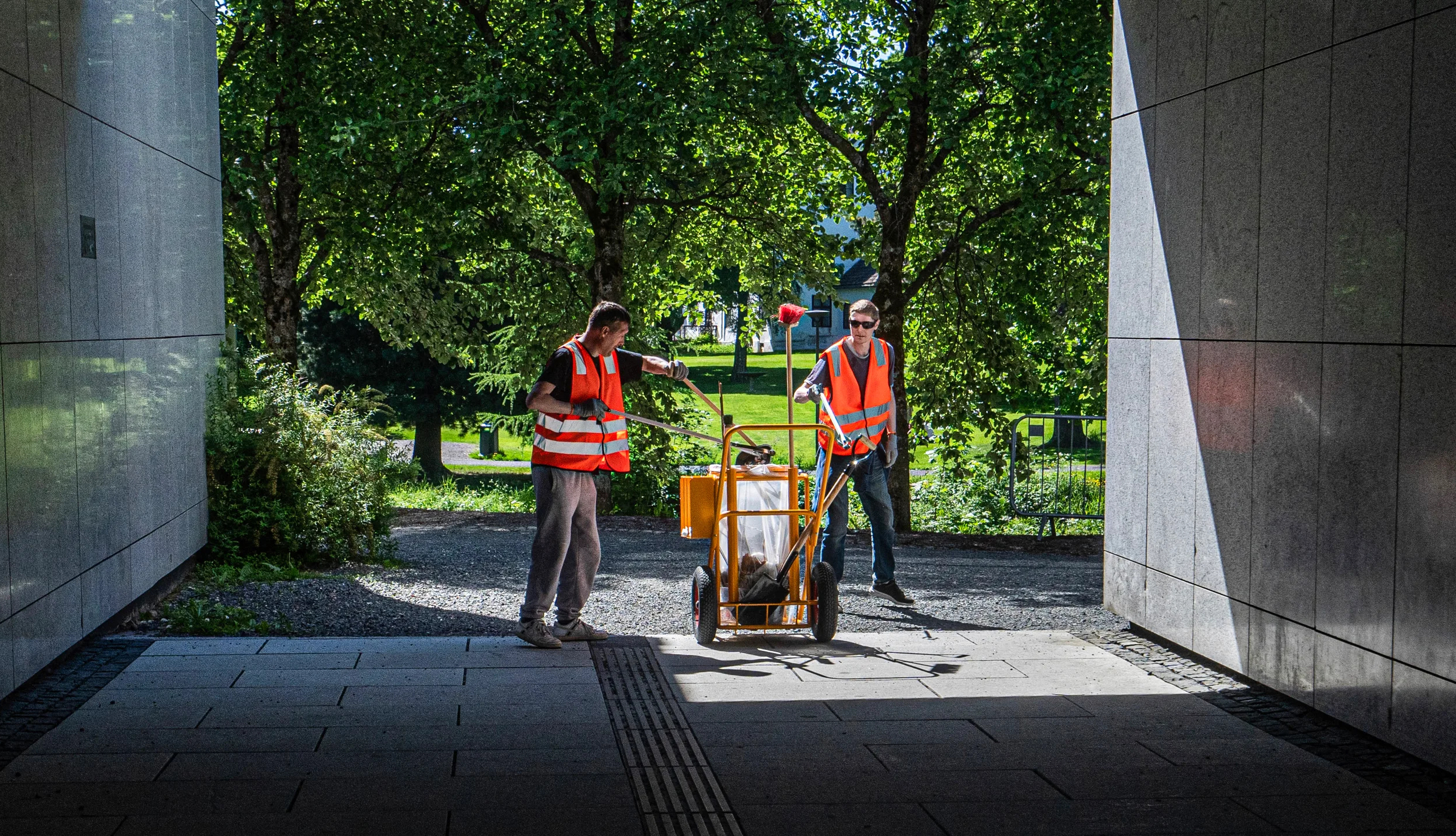 Arbeidere som rydder gatene