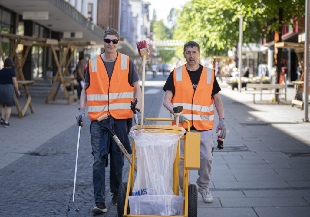 Arbeidere som rydder gatene