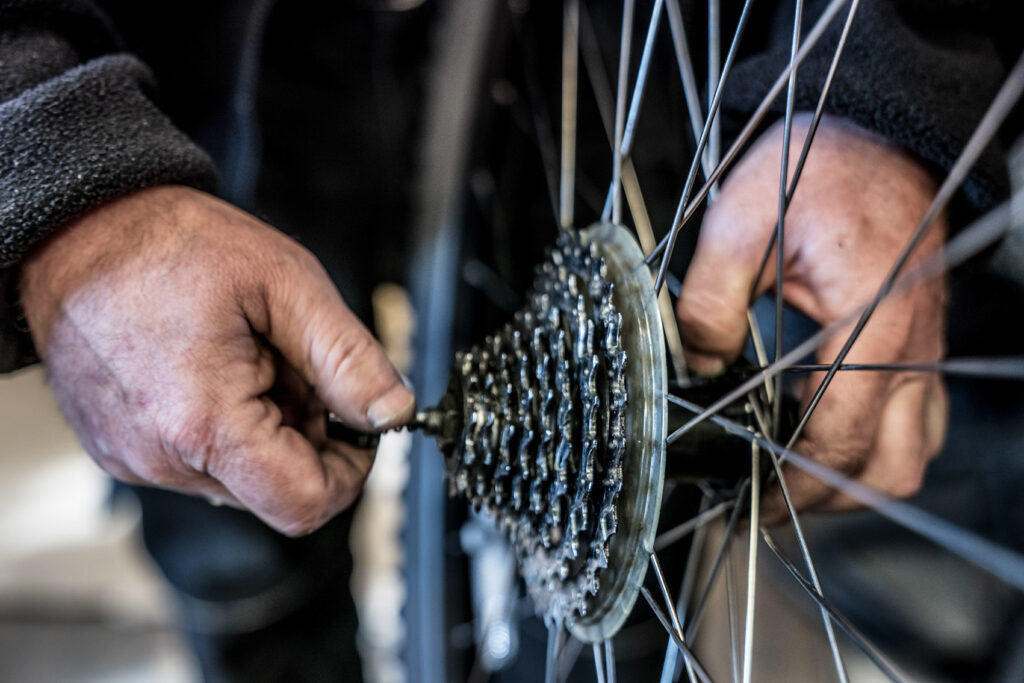 Arbeider i arbeidstrening på sykkelverksted