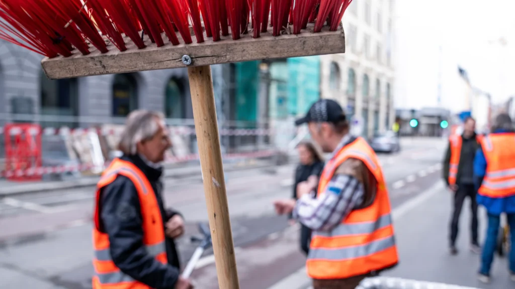 Arbeidere som rydder gatene