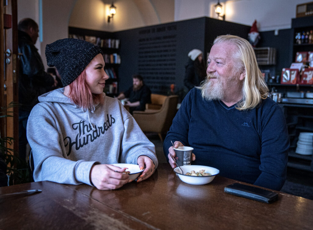 To personer spiser et m&aring;ltid sammen