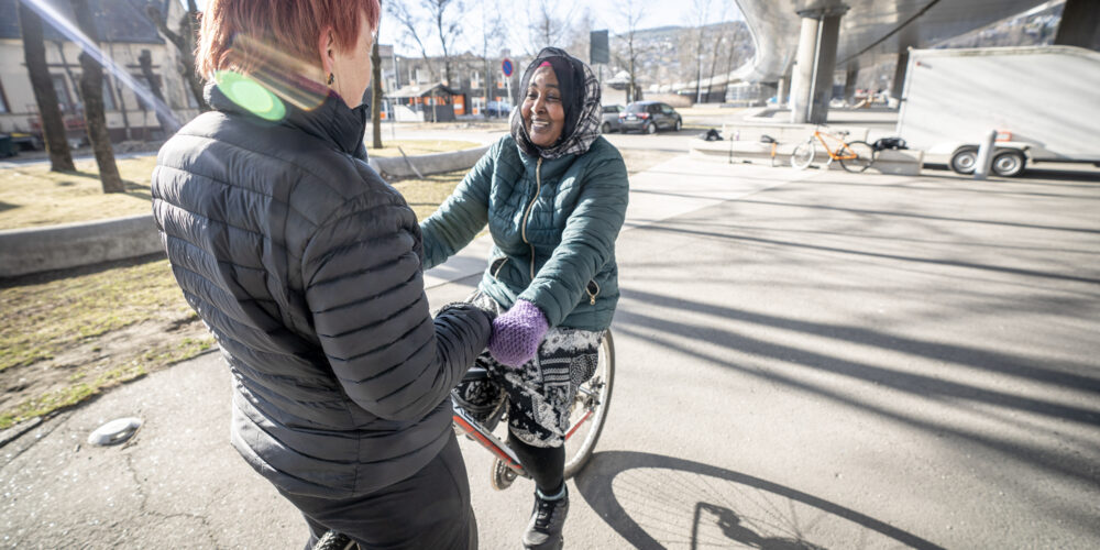 To kvinner som snakker sammen