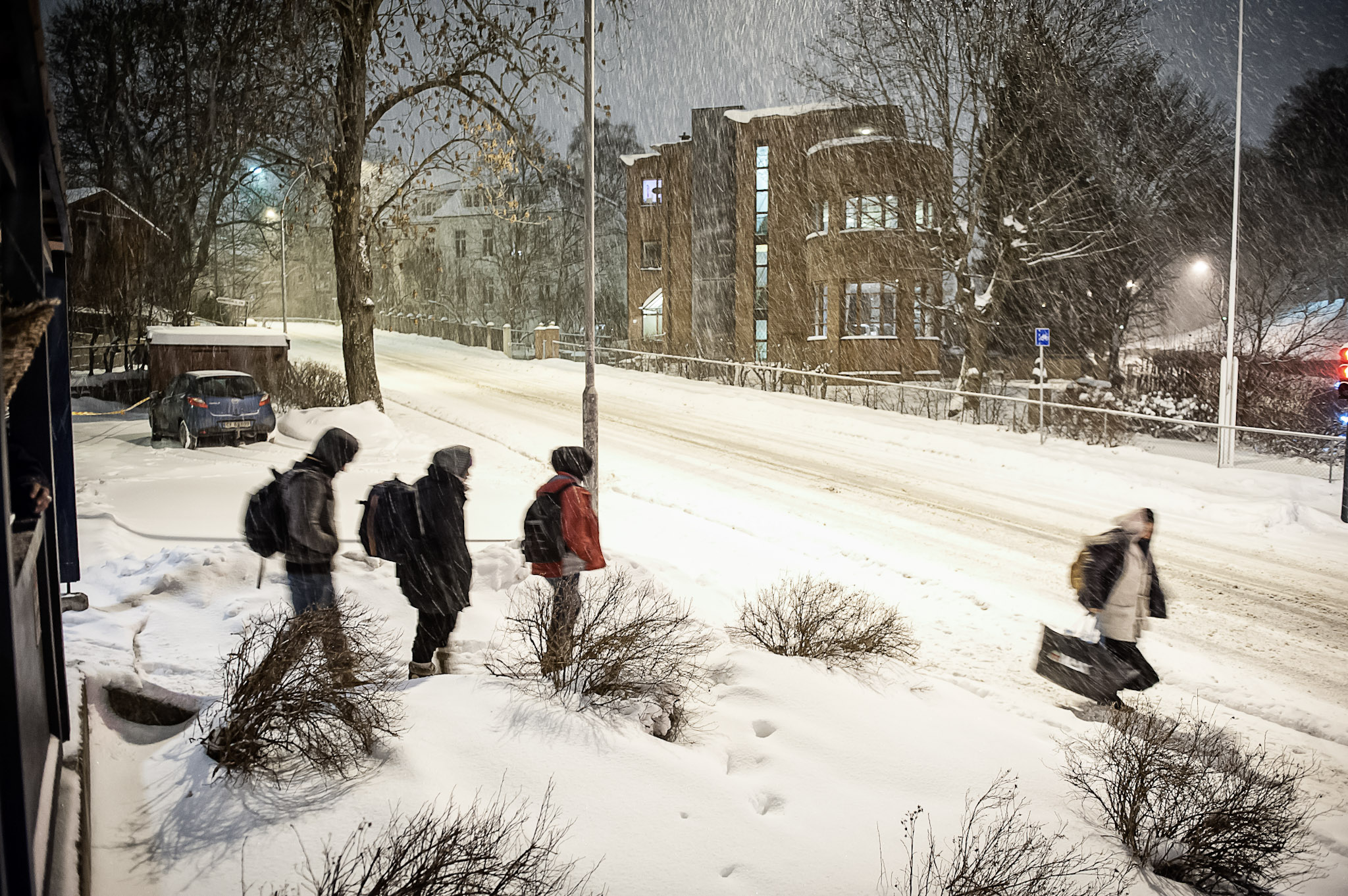 Fattige tilreisende ute å går en vinternatt