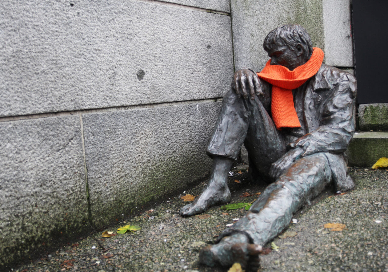 Oransje skjerf på en statue