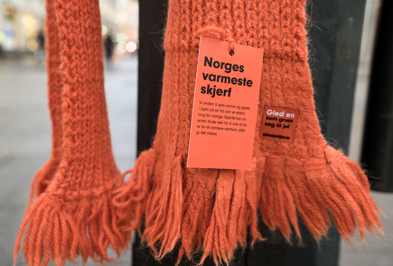 Oransje skjerf i gatene.