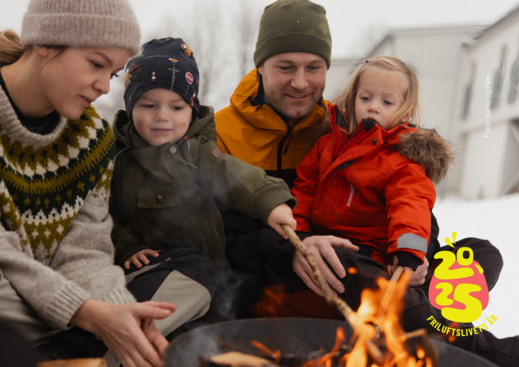 Familie foran bål.