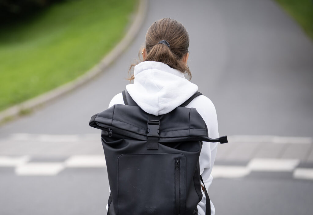 Illustrasjonsfoto av jente alene på vei til skolen med sekk. 