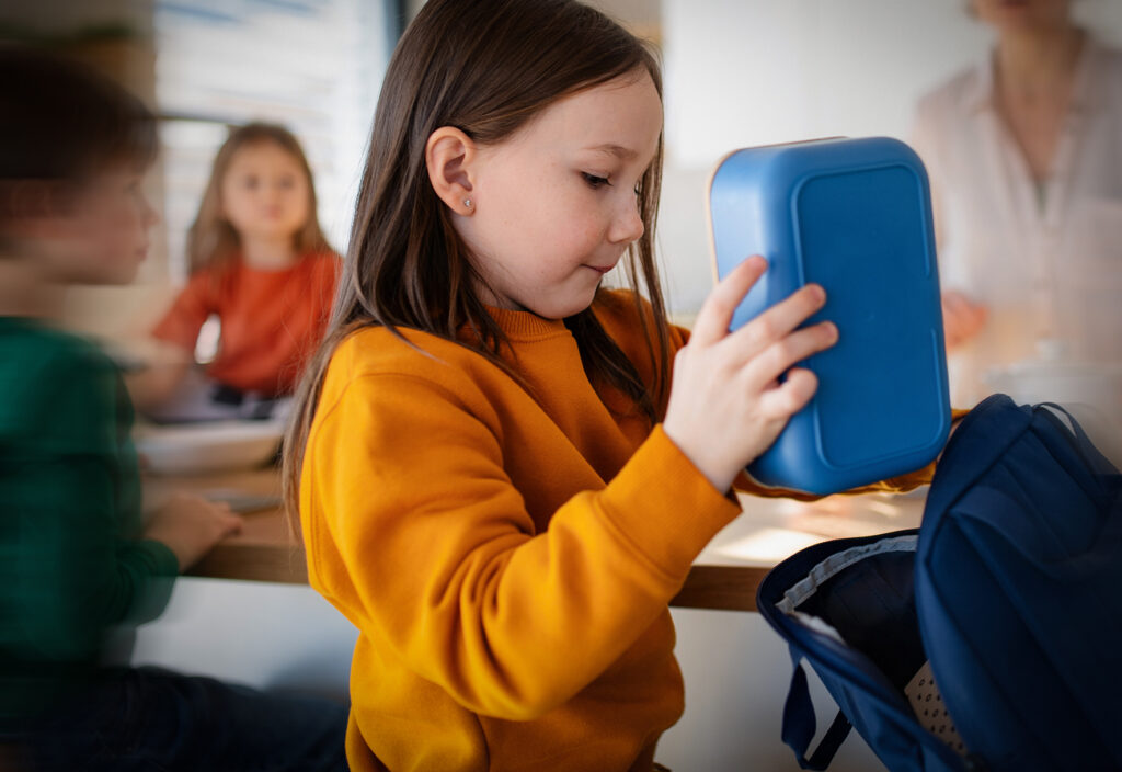 Jente med sekk og matpakke