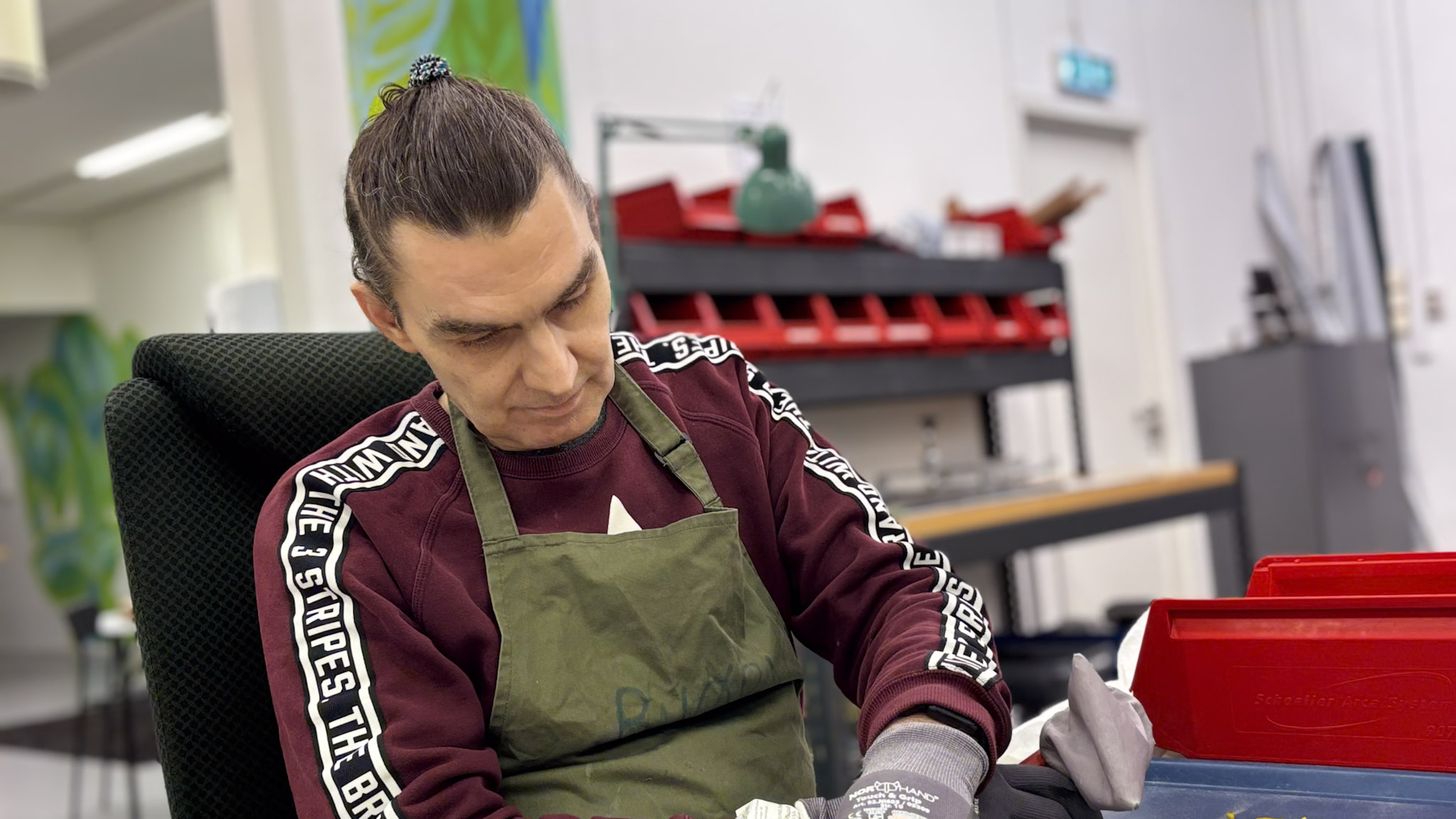 N&aelig;rbilde av Bj&oslash;rn som konsentrerer seg.