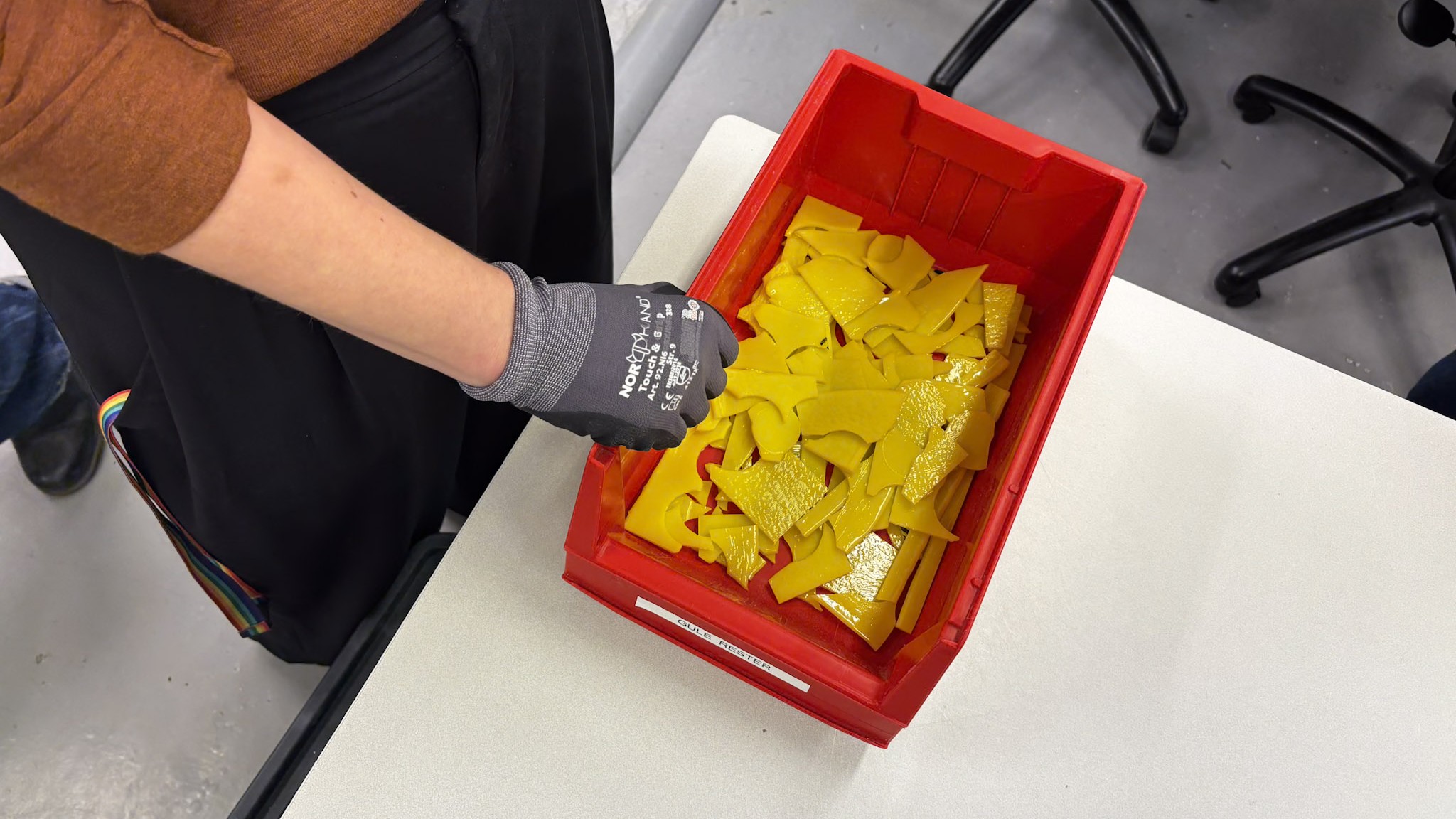 Gule glassbiter i en r&oslash;d eske.