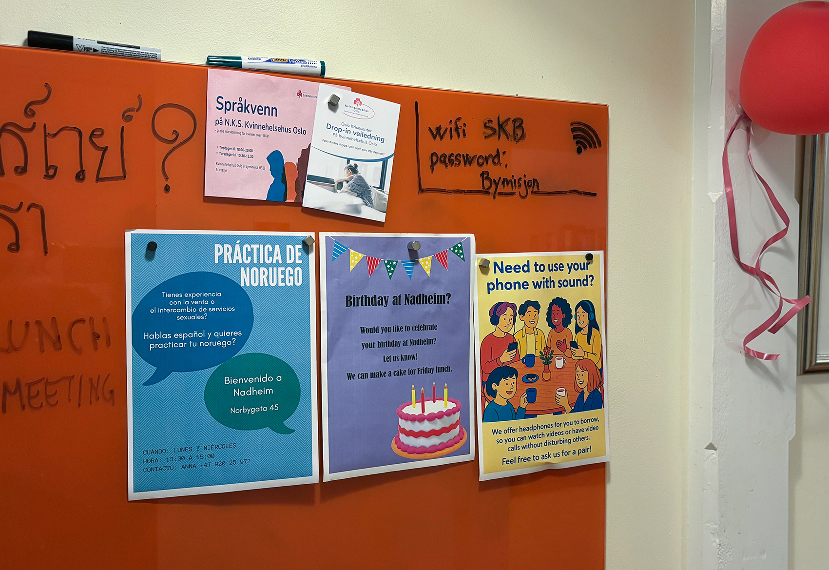 Oppslagstavle med informasjon om tilbud. Nadheim, Oslo.