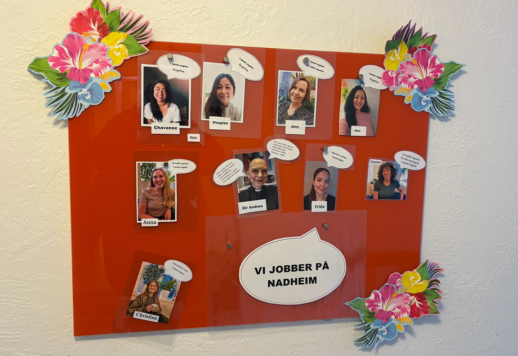 Velkomsttavle med bilder av ansatte. Nadheim, Oslo.