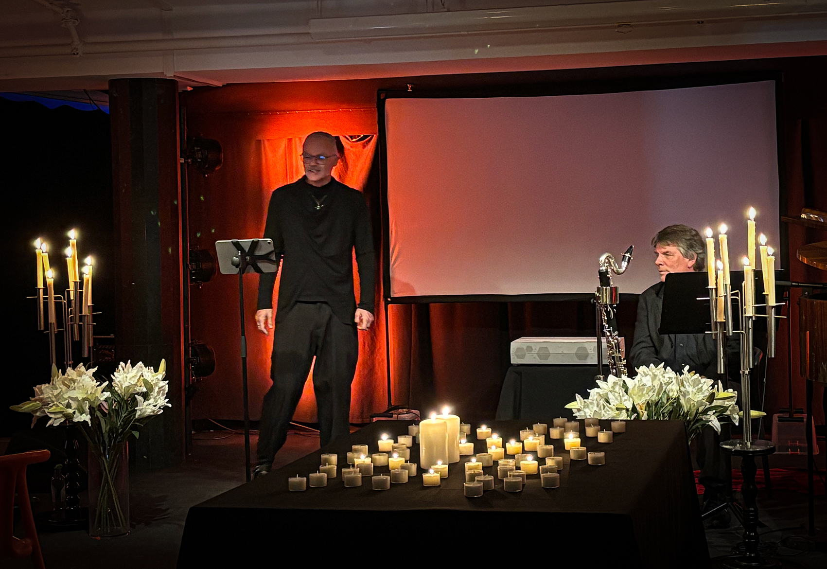 Svein Fuglestad. Forestillingen &laquo;Enkemesse &ndash; vi er her for &aring; tenne lys&raquo;