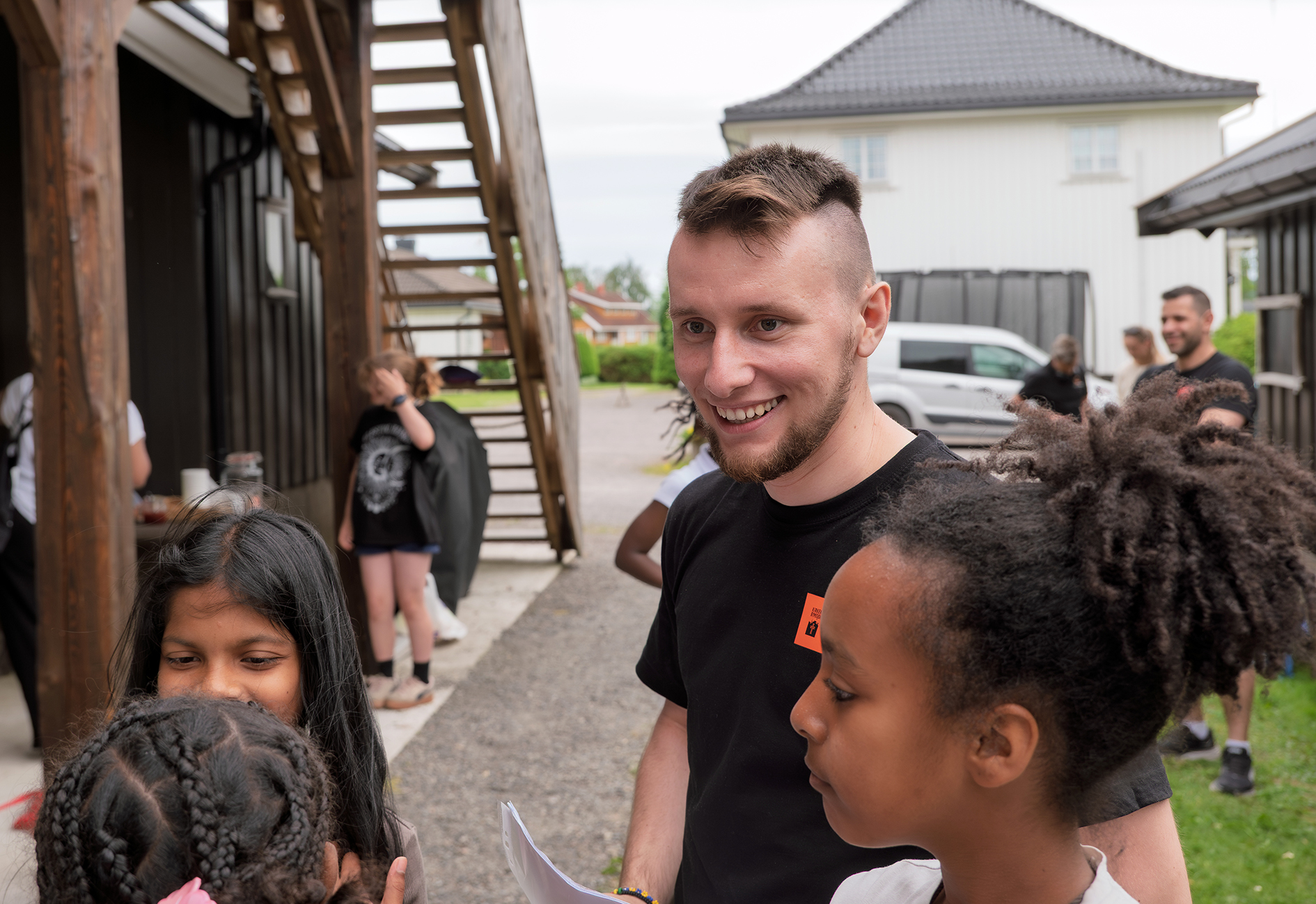 Fritidshuset i T&oslash;nsberg p&aring; sommercamp ved Ramnes S&oslash;ndre G&aring;rd. Mykola og barna