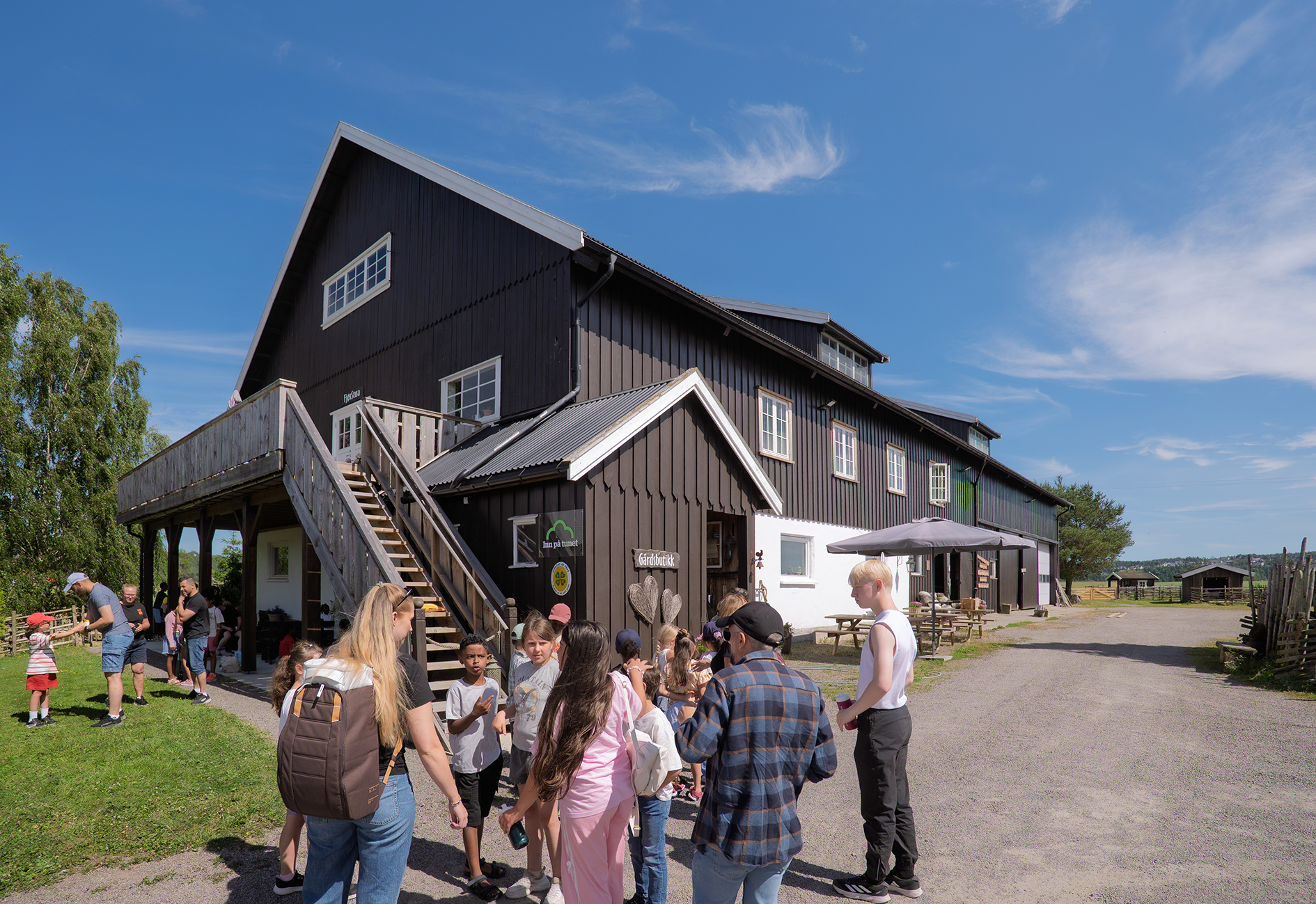 Fritidshuset i T&oslash;nsberg p&aring; sommercamp ved Ramnes S&oslash;ndre G&aring;rd. Marita og barna