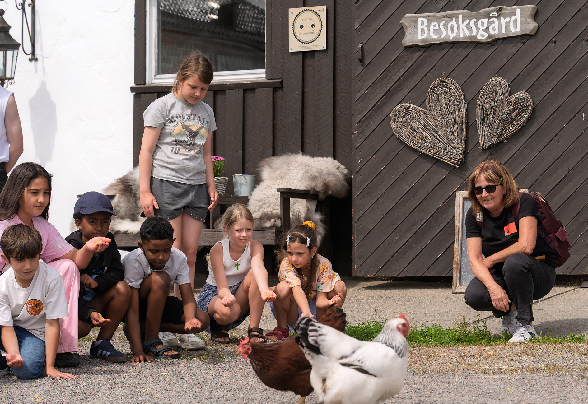 Fritidshuset i T&oslash;nsberg p&aring; sommercamp ved Ramnes S&oslash;ndre G&aring;rd. Barna mater h&oslash;nene