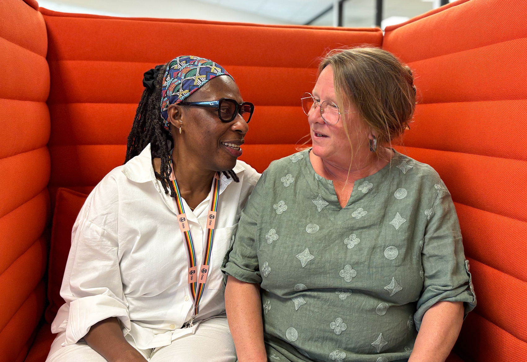 Ruth Nkrumah Paintsil (t.v.) og Vilde Reichelt, konsulenter ved Primærmedisinsk verksted (PMV). Foto: Elisabeth Rodrigues