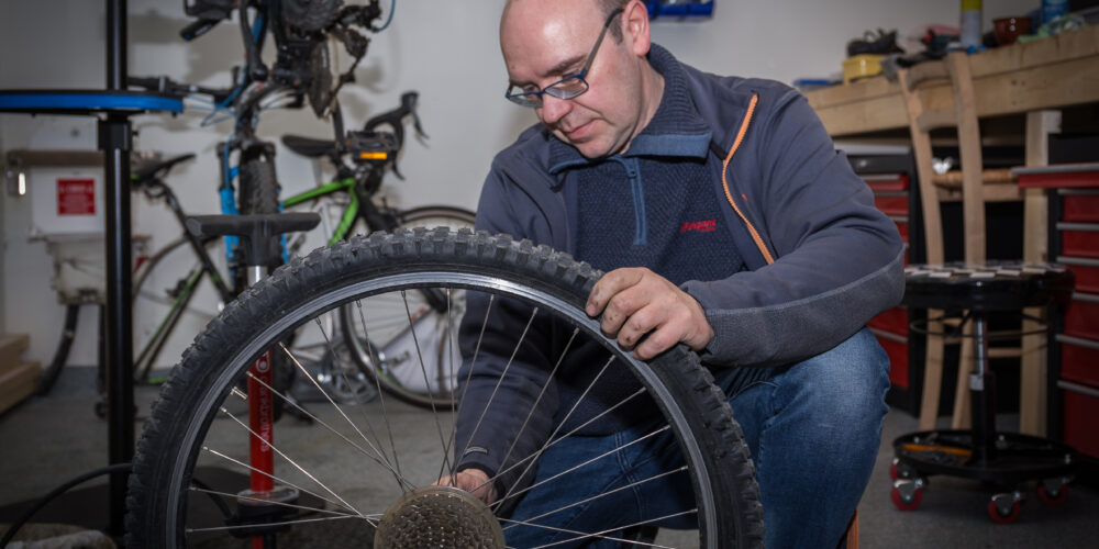 Deltaker ved Pedalen sykkelverksted