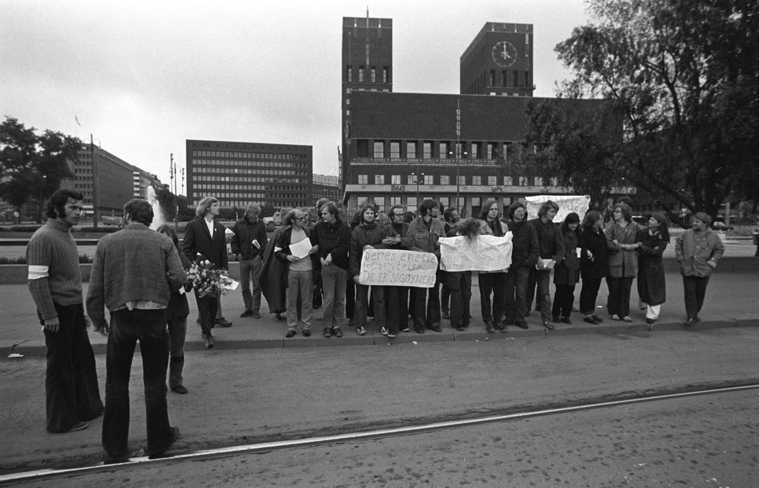 En folkemengde som demonstrerer mot deporteringen av romer