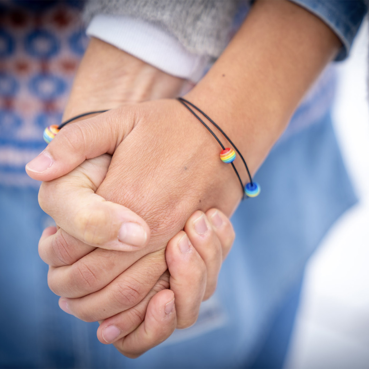 Armbånd med regnbueperler
