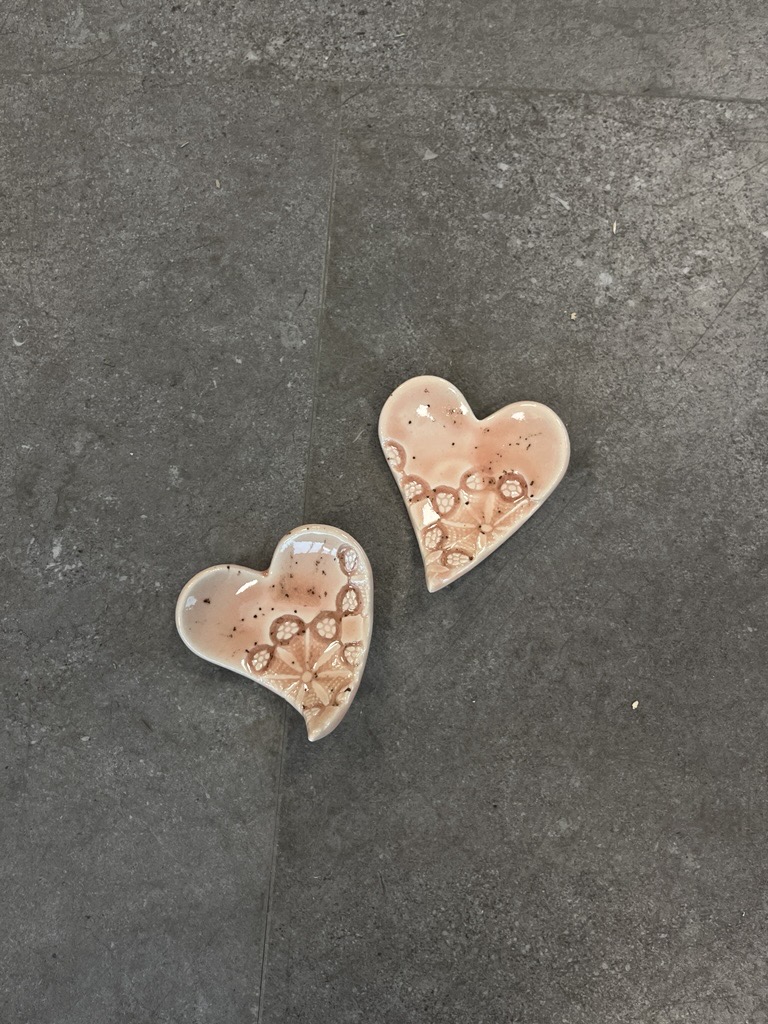 Hjertesk&aring;l i keramikk - rosa spettet med m&oslash;nster