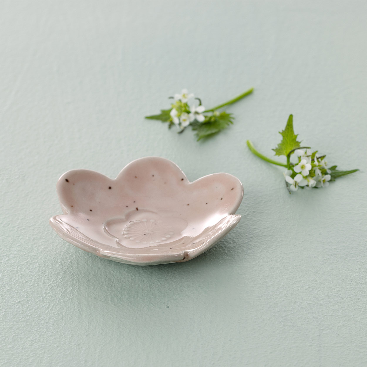 Sk&aring;l i keramikk &ndash; blomsterformet