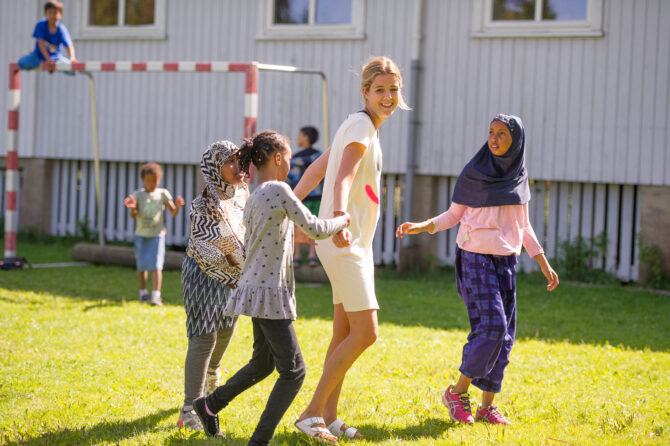 Barn og unge frivillige på sommerleir