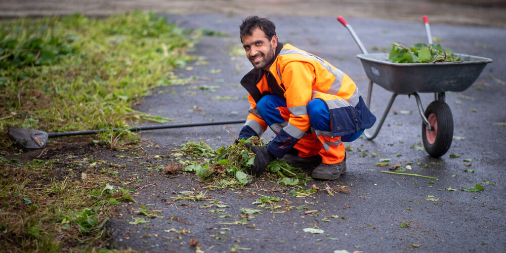 Mann som deltar i arbeidstrening