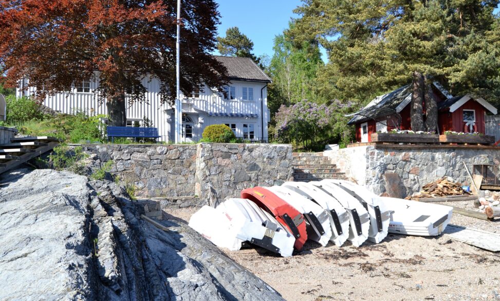 Badestrand og båter som ligger klare på land