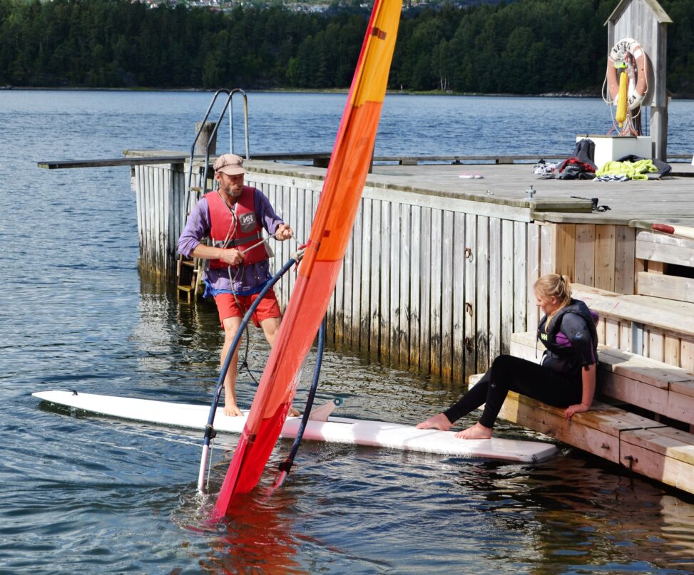 To personer gjør seg klar for vannsport