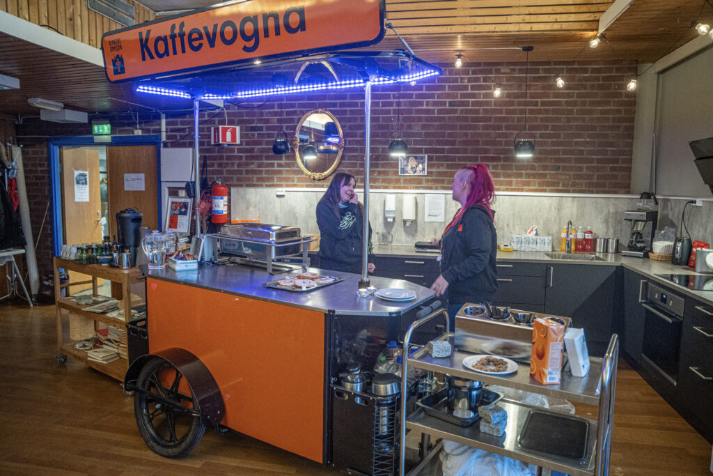 Innsiden av kaféen med kaffevogn