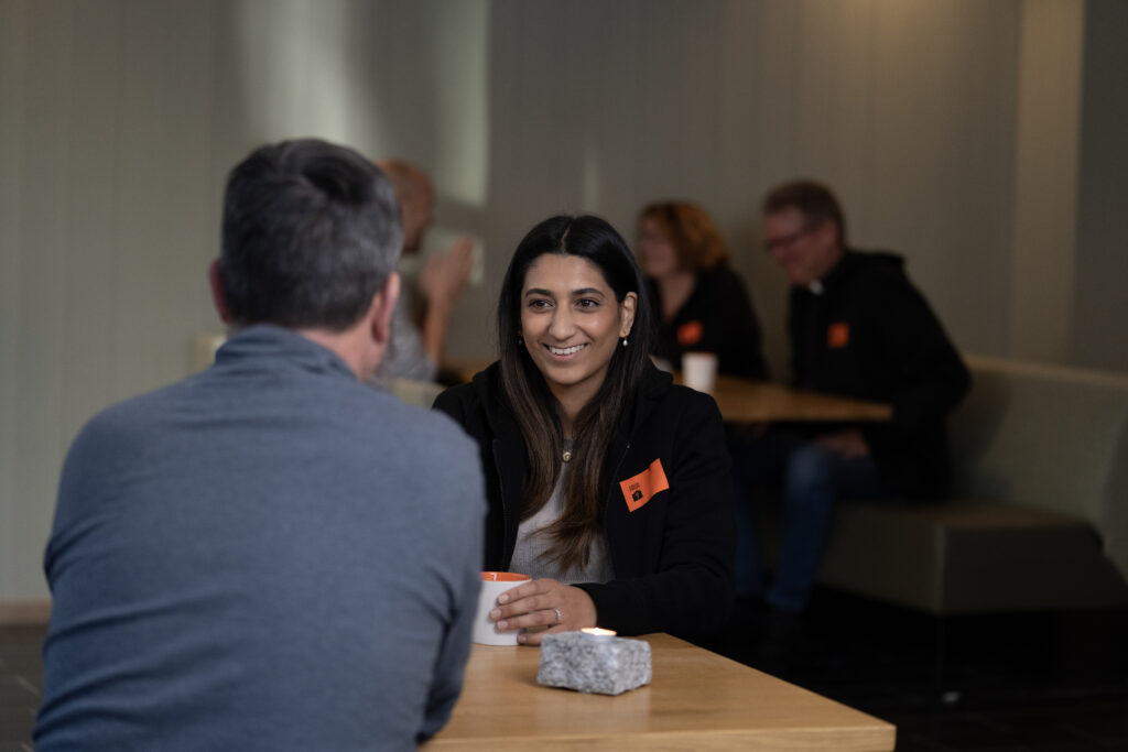 To mennesker i en samtale ved et bord