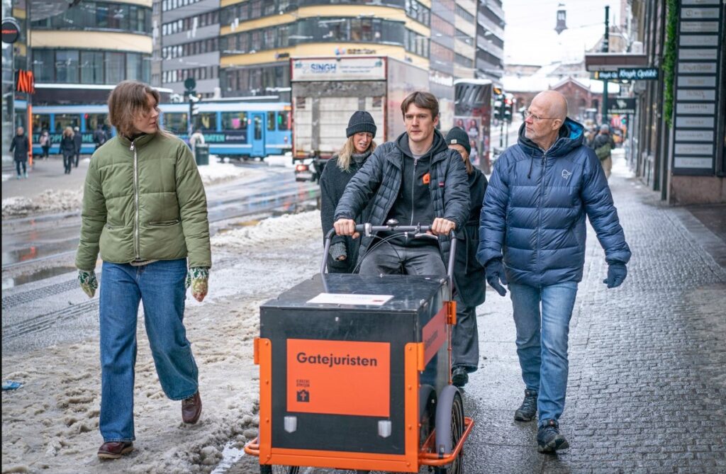 Frivillige jurister i oppsøkende gatearbeid. 