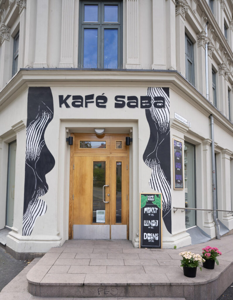 Inngangsdøra til Kafé Saba