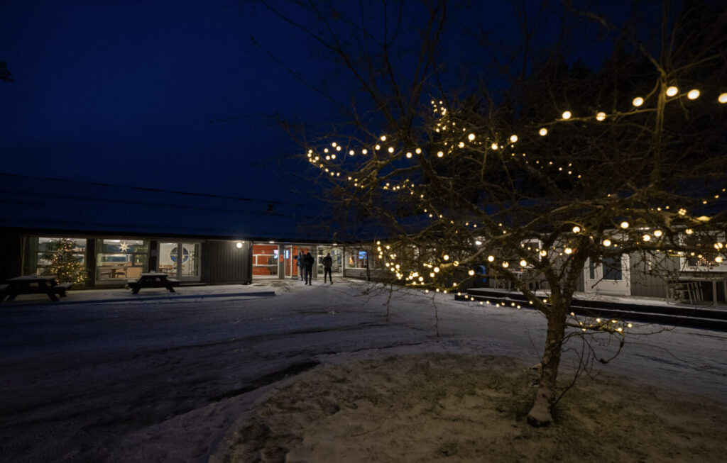 Origosenteret utvendig med lys i mørket