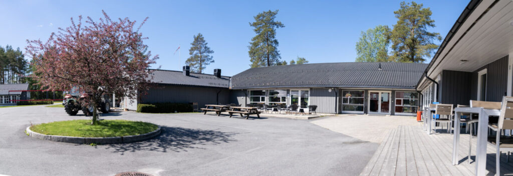 Origosenterets uteområder med benker og stor plass