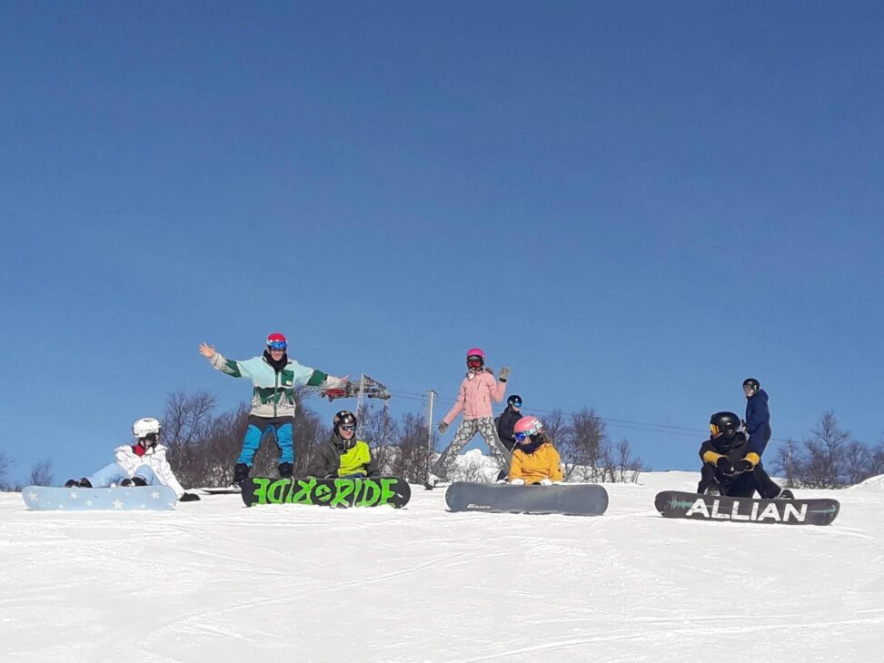 Ungdom på snowboard.