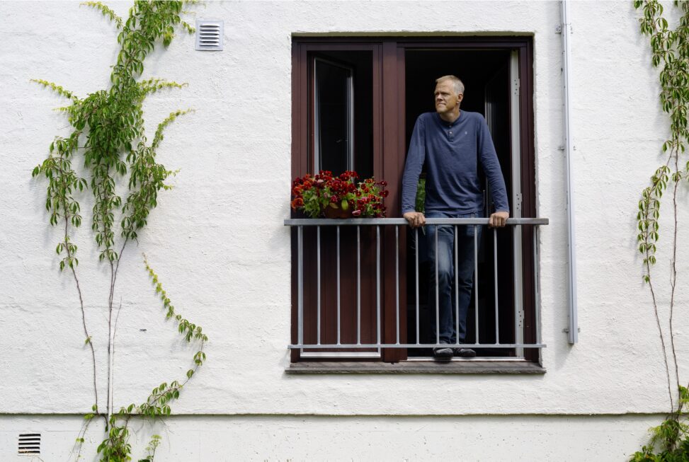 Beboer ute på en veranda ved Villa Berg.