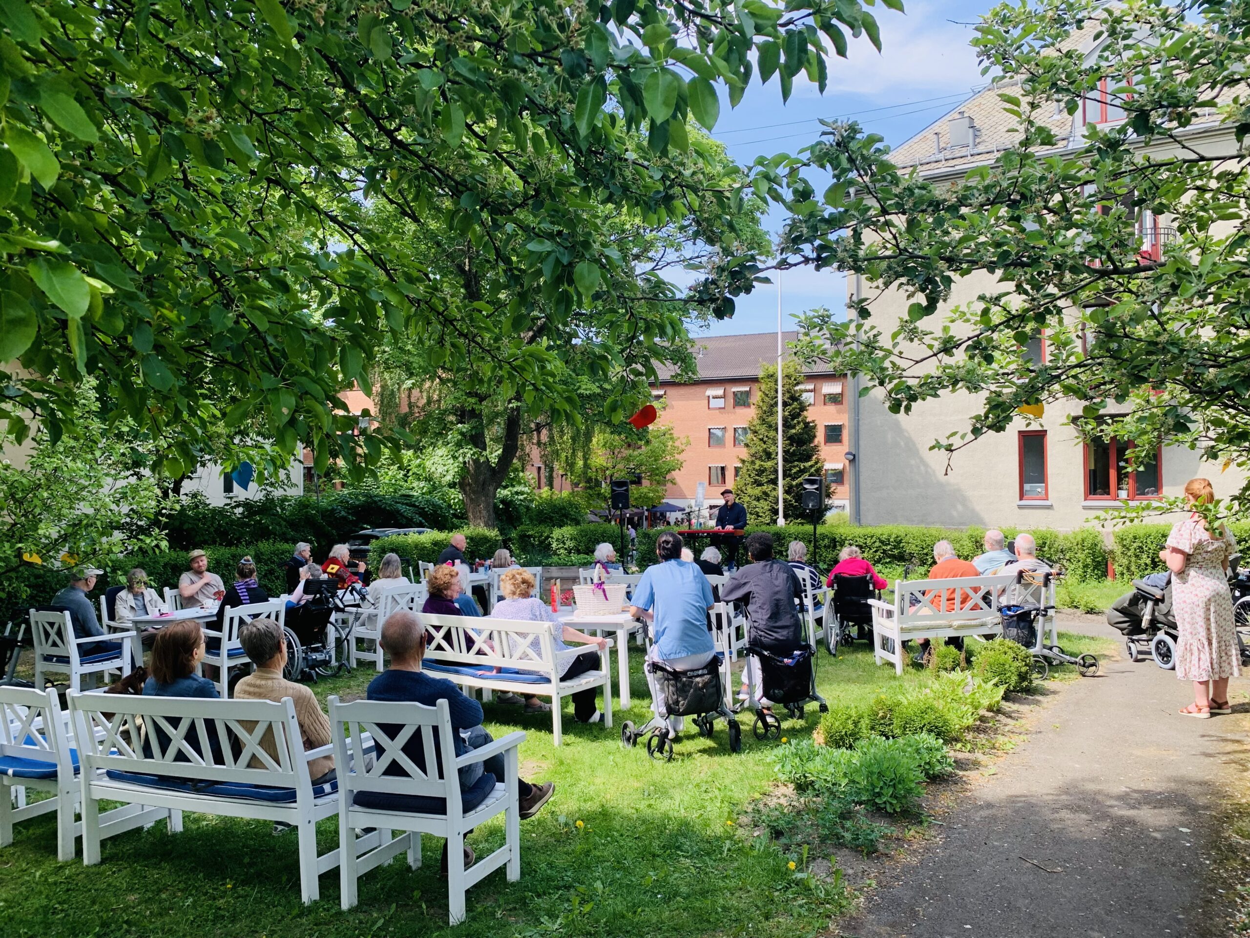 Vålerengahjemmets beboere ute i hagen.