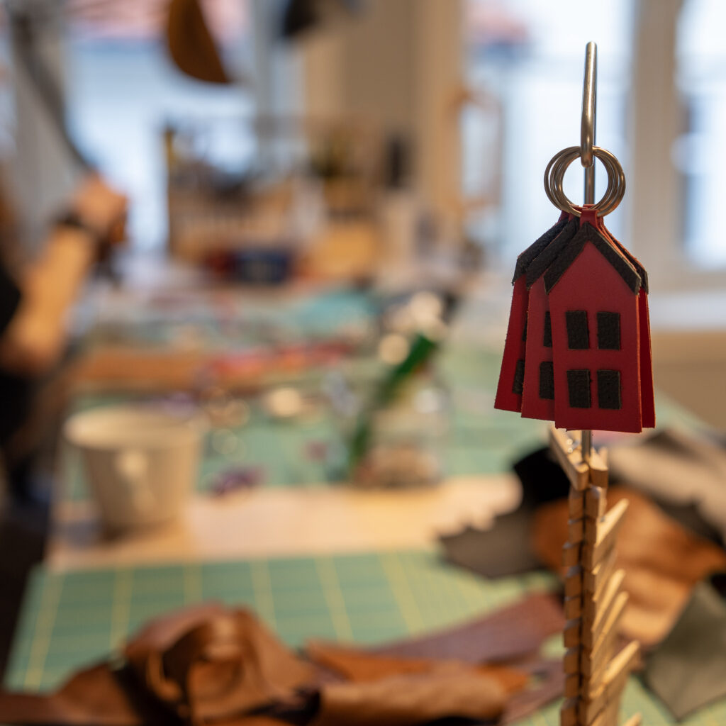 Rød nøkkelring formet som hus