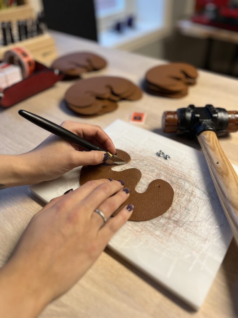 Hender som tegner opp en mal