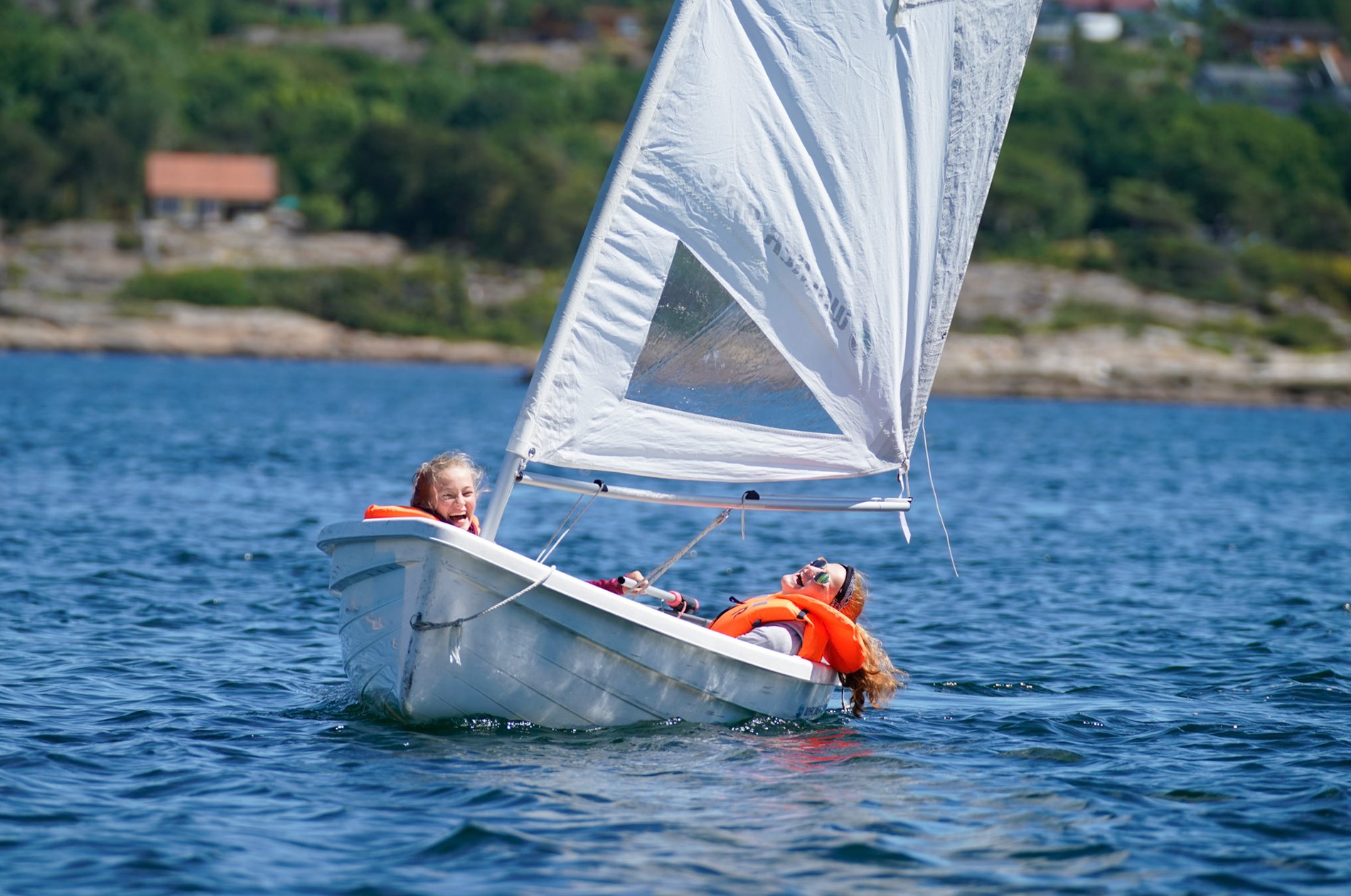 Barn på seiltur